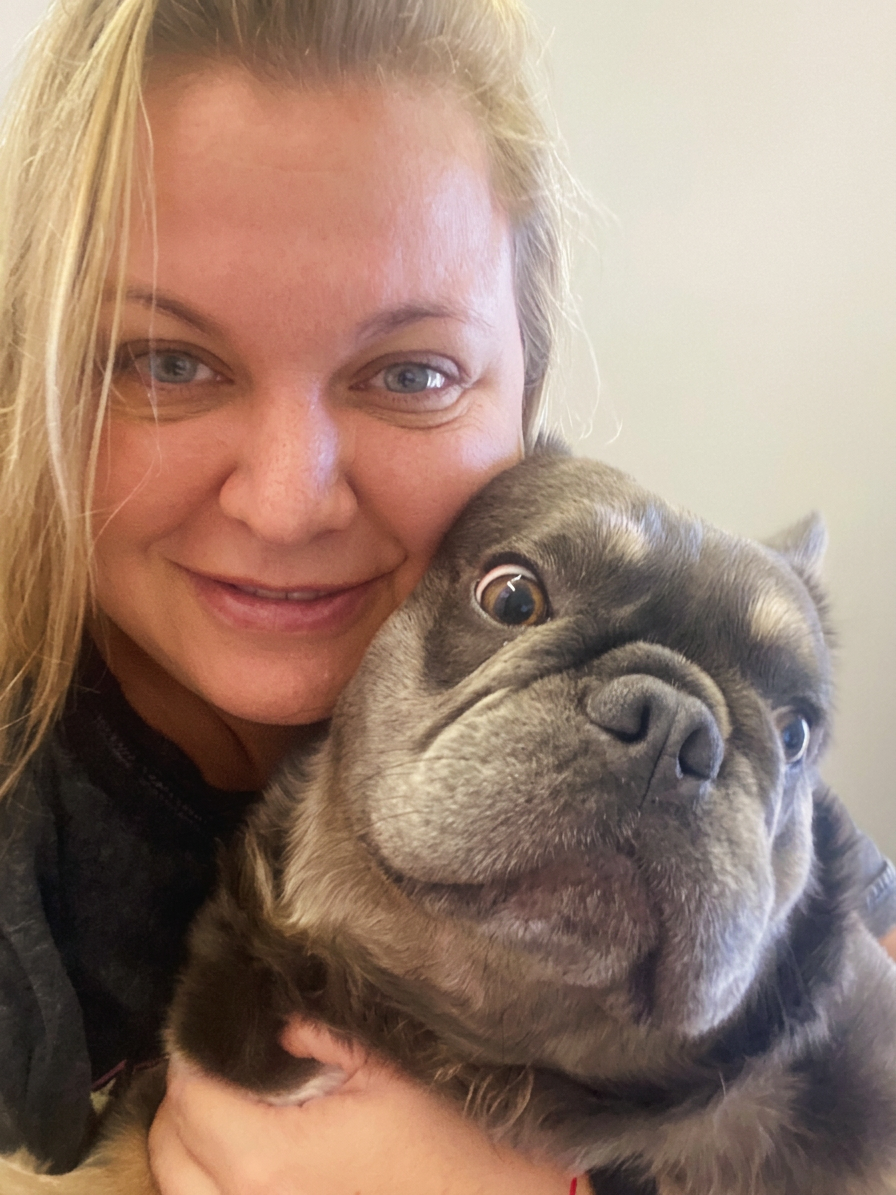 Larissa com cachorro no colo